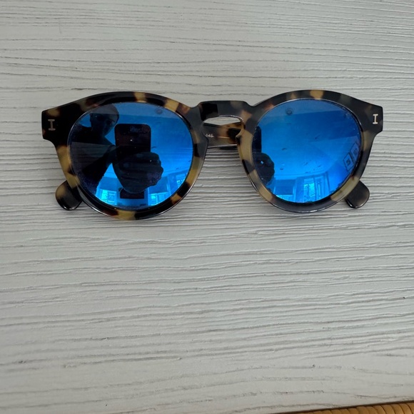 Illesteva Shell Sunglasses with Blue Lenses - Picture 1 of 1